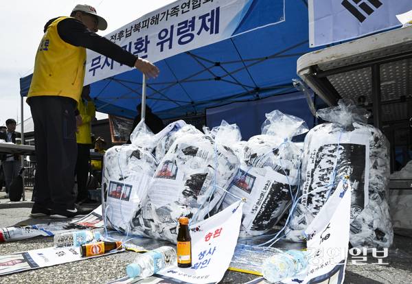 파주시 6·25전쟁납북자기념관 앞에서 열린 대북전단 살포 기자회견에서 최성룡 납북자가족모임 대표가 대북전단을 공개하고 있는 모습. 2025.4.23 /이지훈기자 jhlee@kyeongin.com