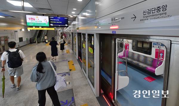 인천도시철도 1호선 검단연장선 정식 개통일인 28일 오전 인천시 서구 원당동 아라역에 도착한 전동차에서 이용객들이 이동하고 있다. 2025.6.28 /조재현기자 jhc@kyeongin.com