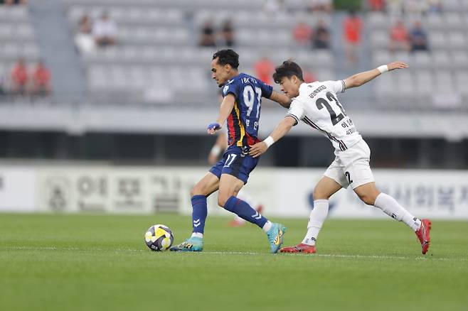 28일 수원종합운동장에서 열린 하나은행 K리그1 2025 21라운드 경기서 수원FC 루안(사진 왼쪽)의 드리블을 강원 이상헌이 빼앗으려 하고 있다. 사진=한국프로축구연맹