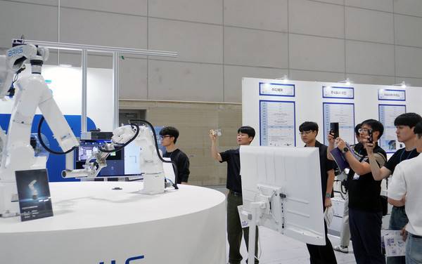 &nbsp;2025 광주미래산업엑스포에 전시된&nbsp; 브릴스 로봇들 관람객들이 살펴보고 있다. [사진=브릴스]