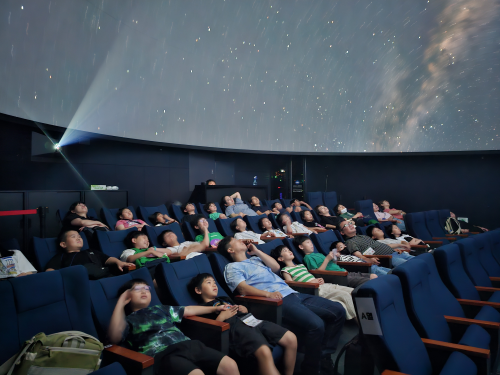 천체투영관 아이들 관람 모습.사진-=부천천문과학관 제공