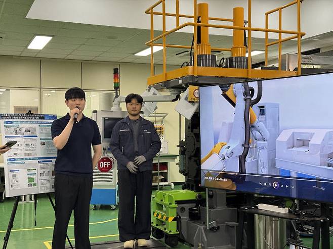 재료연 연구실 내 장비들에 대해 설명하고 있는 오세혁 선임연구원.