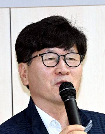 금홍섭 전 대전평생교육진흥원 원장이 토론하고 있다.