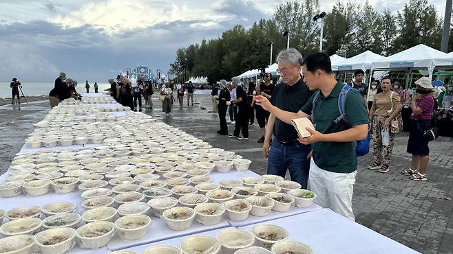 누들 축제 현장에서 축제 전개 방식을 살펴보고 있는 정 회장 일행.