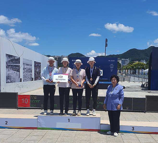 국립5·18민주광장에서 열린 제43회 대통령기 전국남녀양궁대회 개인전 결승전에서 메달을 수상한 선수들이 단체 기념촬영하고 있다.