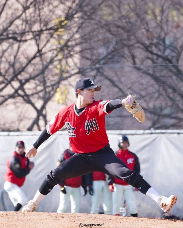 제80회 청룡기 전국고교야구선수권 겸 주말리그 왕중왕전 1회전인 광주진흥고와의 경기에서 선발투수로 나선 전주고 박지훈 선수가 힘차게 공을 던지고 있다. /전주고 총동문회 제공