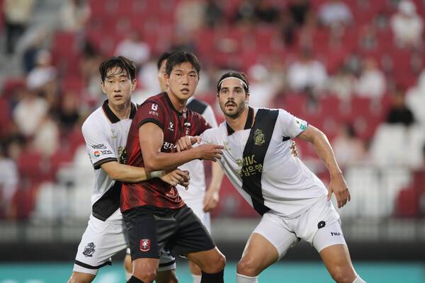 경남FC 박태용(맨 왼쪽)과 카릴(맨 오른쪽)이 28일 부천종합운동장에서 열린 부천FC와 경기에서 상대 선수와 몸싸움을 벌이고 있다. /프로축구연맹