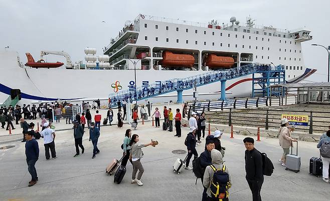 크루즈를 이용 울릉도를 찾은 관광객. /김두한 기자