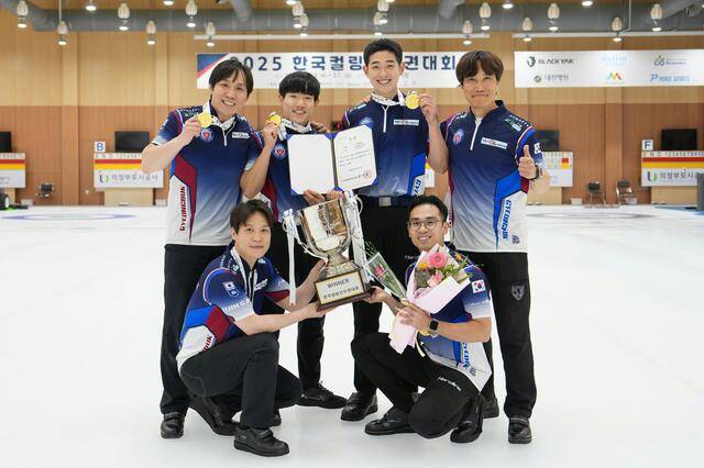 경상북도체육회 소속 남자컬링팀이 '2025 KB금융 한국컬링선수권대회' 에서 우승하며 4년 만에 국가대표에 복귀했다. 경북체육회 제공
