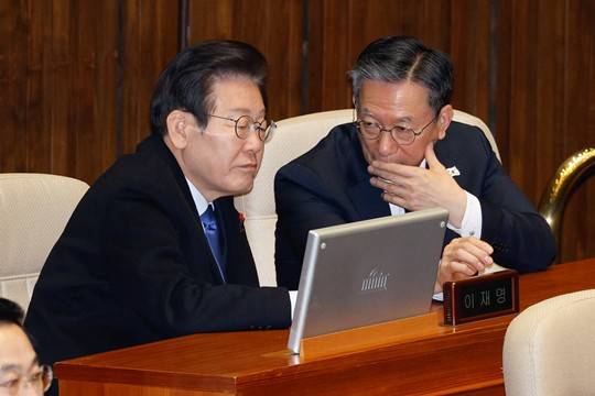 지난해 12월 국회 본회의장에서 이야기를 나누는 이재명 당시 더불어민주당 대표와 정성호 의원 (사진/뉴스1)