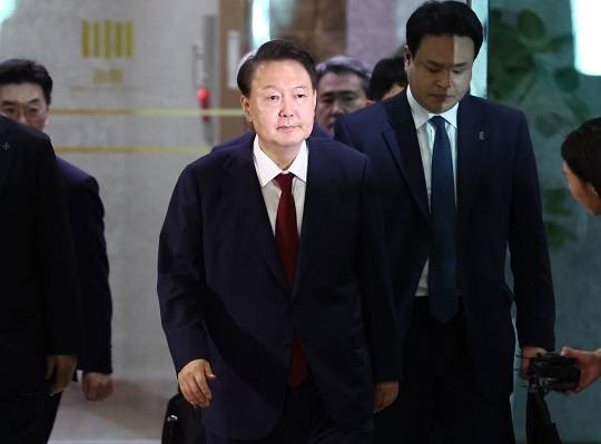 윤석열 전 대통령이 29일 새벽 서울 서초구 서울고등검찰청 청사에 마련된 내란특검 사무실에서 피의자 신분으로 조사를 마친 뒤 귀가하고 있다.(사진/뉴스1)