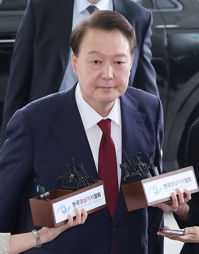 윤석열 전 대통령이 지난 28일 피의자 신분으로 내란특검 조사를 받기 위해 서울 서초구 서울고검 청사로 출석하고 있다. (사진=공동취재단)