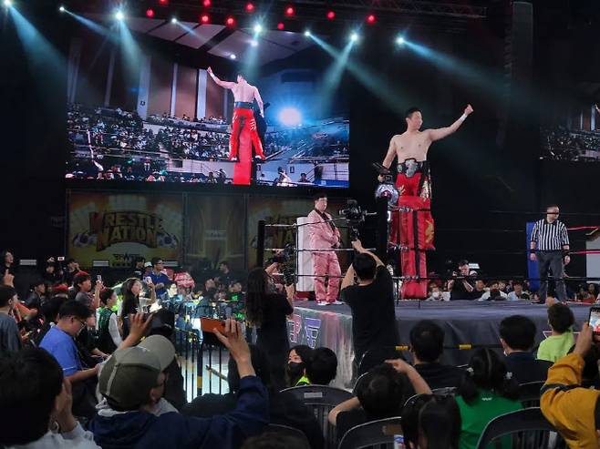 국내 프로레슬링 PWS 대회에 경기장을 가득 메운 팬들이 열광하고 있다. 사진=PWS