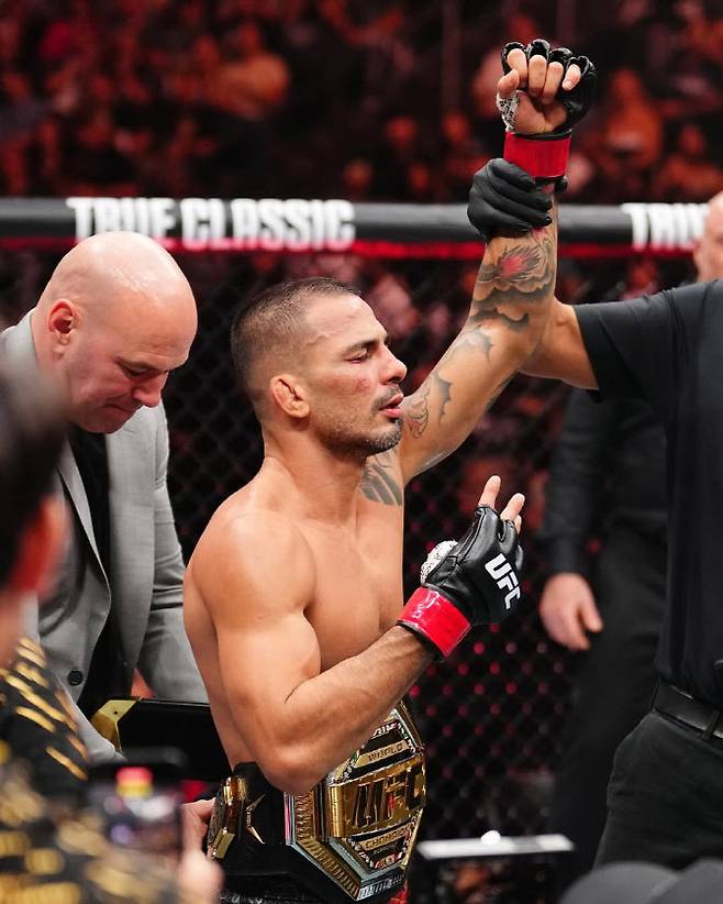 UFC 플라이급 챔피언 알렉산드레 판토자가 승리를 거둔 뒤 기뻐하고 있다. 사진=UFC