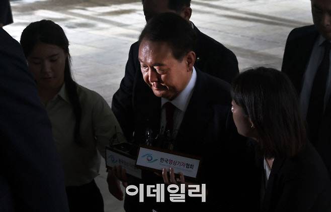 윤석열 전 대통령이 28일 오전 대면 조사를 받기 위해 서울 서초구 서울고검에 마련된 내란특검 사무실로 출석하고 있다.(사진=방인권 기자)