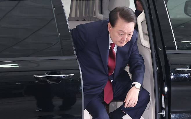 윤석열 전 대통령이 지난 28일 피의자 신분으로 내란특검 조사를 받기 위해 서울 서초구 서울고검 청사로 출석하고 있다. (사진=연합뉴스)