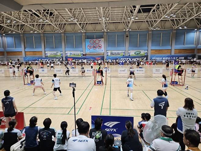 점수판보다 셔틀콕에 몰입한 시선들. 생활체육 배드민턴의 열기가 코트를 가득 메웠다. [사진=코메디닷컴]