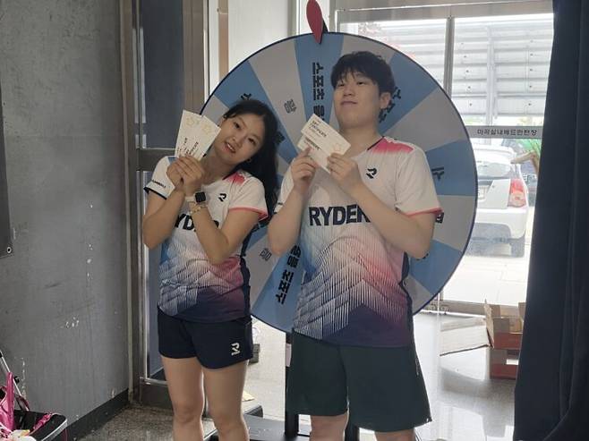 대회 현장에서 룰렛 이벤트를 진행하는 모습. 경품을 탄 신나희 씨(31세)와 이동호 씨(23세). [사진=코메디닷컴]