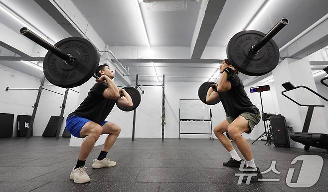 최진원 크로스핏 식스 헤드코치와 윤효용 코치가 26일 서울 마포구 크로스핏 식스에서 크로스핏을 하고 있다. 2025.6.26/뉴스1 ⓒ News1 박지혜 기자