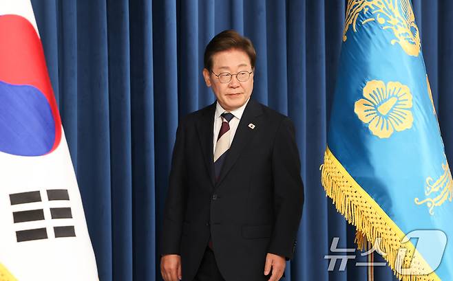 이재명 대통령이 4일 서울 용산구 대통령실 청사 브리핑룸에서 국무총리와 국정원장, 대통령 비서실장 등 인선발표를 하기 위해 입장하고 있다.2025.6.4/뉴스1 ⓒ News1 허경 기자