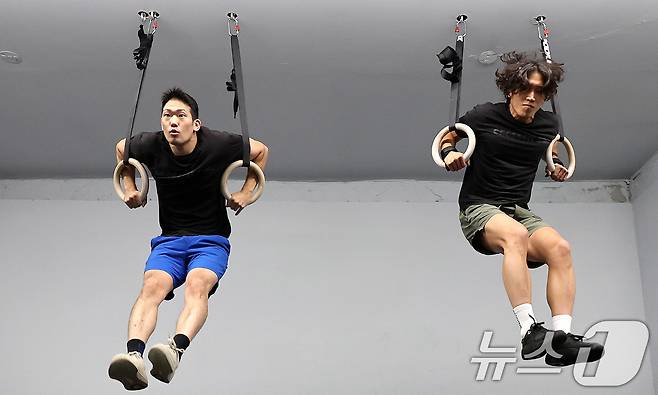 최진원 크로스핏 식스 헤드코치와 윤효용 코치가 26일 서울 마포구 크로스핏 식스에서 크로스핏을 하고 있다. ⓒ News1 박지혜 기자