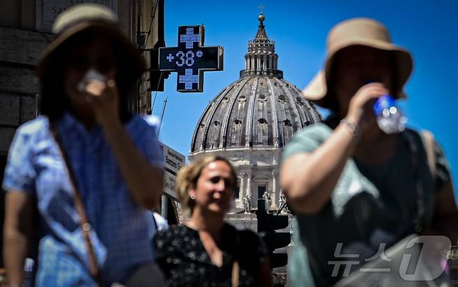 28일(현지시간) 이탈리아 수도 로마 거리의 한 약국 간판에 온도가 38도 이상이라고 표시돼 있다.2025.06.28. ⓒ AFP=뉴스1 ⓒ News1 이지예 객원기자
