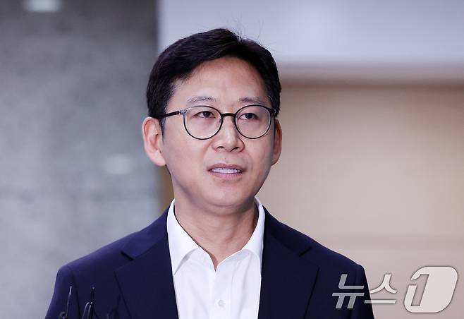 배경훈 과학기술정보통신부 장관 후보자가 24일 오전 서울 종로구 광화문우체국에 마련된 인사청문회 준비 사무실로 출근해 취재진의 질문에 답하고 있다. 2025.6.24/뉴스1 ⓒ News1 박지혜 기자