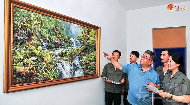 (평양 노동신문=뉴스1) = 북한 노동당 기관지 노동신문은 29일 오늘날 조선보석화는 "당의 현명한 영도에 의하여 벽화로도 창작되어 우월성을 과시하고 있다＂며 ＂조선보석화의 특성은 천연 보석과 진귀한 돌가루를 이용하는 것으로 하여 세월이 흘러도 색이 변하지 않는 것＂이라고 선전했다. 사진은 만수대창작사 조선보석화창작단. [국내에서만 사용가능. 재배포 금지. DB 금지. For Use Only in the Republic of Korea. Redistribution Prohibited] rodongphoto@news1.kr