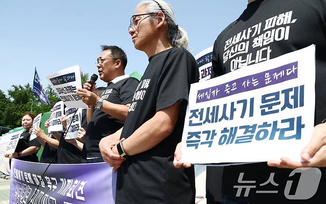 전세사기·깡통전세 피해자 전국대책위원회 관계자들이 5일 서울 여의도 국회 앞에서 전세사기 문제 해결 촉구 기자회견을 하고 있다. 2025.6.5/뉴스1 ⓒ News1 김민지 기자