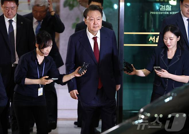 윤석열 전 대통령이 29일 새벽 서울 서초구 서울고등검찰청 청사에 마련된 내란특검 사무실에서 피의자 신분으로 조사를 마친 뒤 귀가하고 있다.(공동취재) 2025.6.29/뉴스1 ⓒ News1 김성진 기자