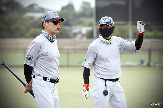 이강철 감독과 이야기를 나누고 있는 이종범 전 코치. 사진 | KT 위즈