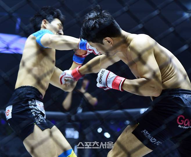 윤형빈이 밴쯔를 전광석화같은 카운터로 다운시키며 경기를 끝냈다.  이주상기자 rainbow@sportsseoul.com