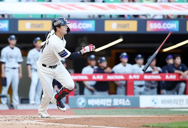 SSG 조형우가 29일 인천SSG랜더스필드에서 열린 2025 KBO리그 한화와 경기에서 2회말 우중간 2루타를 때리고 있다. 사진 | SSG 랜더스