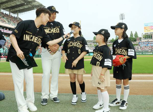 가족들과 함께한 시구 행사. 사진┃SSG 랜더스