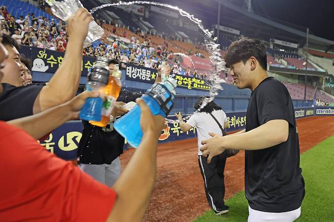물 세례를 받는 KIA 타이거즈 성영탁. 사진제공=KIA 타이거즈