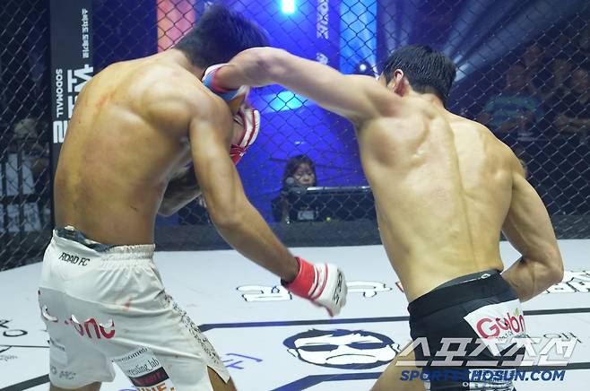 윤태영이 박시원에게 펀치를 날리고 있다. 사진제공=로드FC