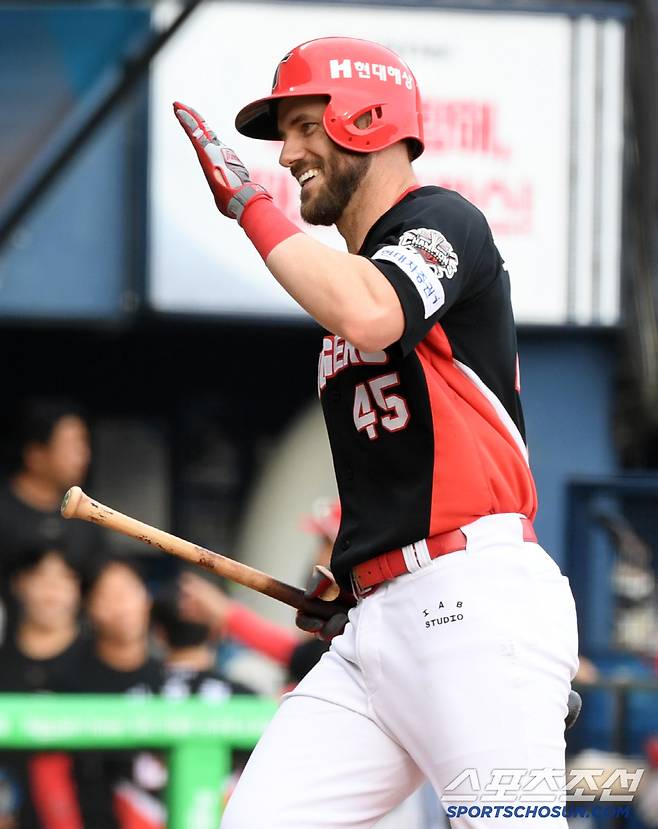 말도 안되는 타격 기술에 본인도 살짝 놀란 표정.