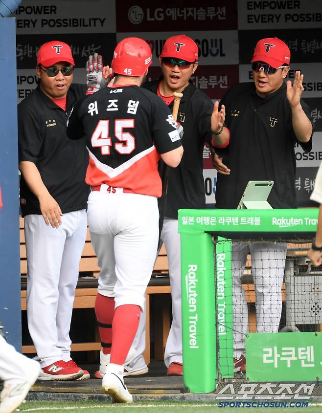 이범호 감독과 손승락 수석은 위즈덤 괴력에 입을 다물지 못했다.