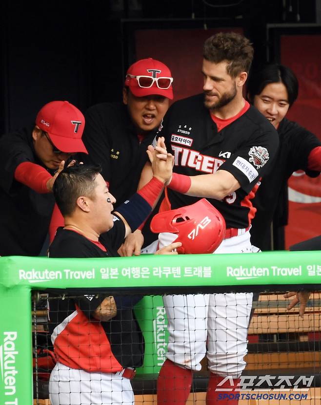 KIA 타이거즈 타선을 이끌고 있는 최형우와 위즈덤.