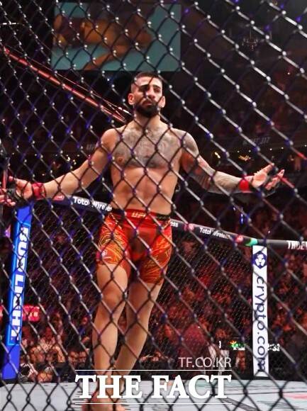 토푸리아가 올리베이라를 1라운드에 KO로 무너뜨리고 두 체급 챔피언에 등극했다. /UFC