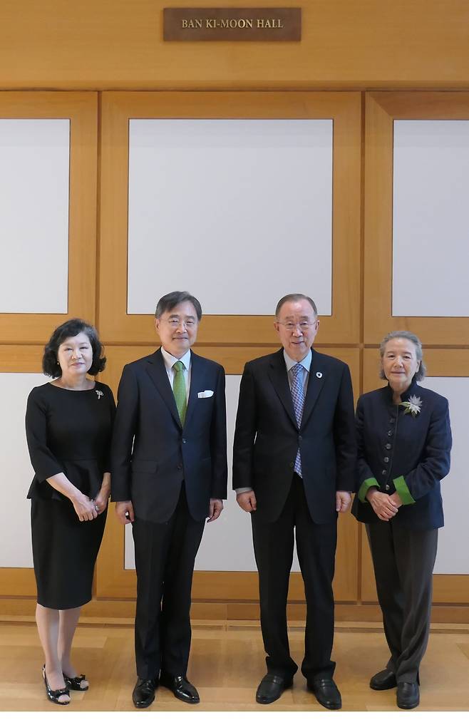 2021년 10월 뉴욕의 유엔주재 한국 대표부 2층에 마련된 '반기문 홀' 개관식에서 조현 당시 유엔 대사 부부가 반기문 총장 부부와 함께 한 모습. 사진의 맨 위에 BAN KI-MOON HALL 이라고 쓴 명패가 보인다./보다 나은 미래를 위한 반기문재단