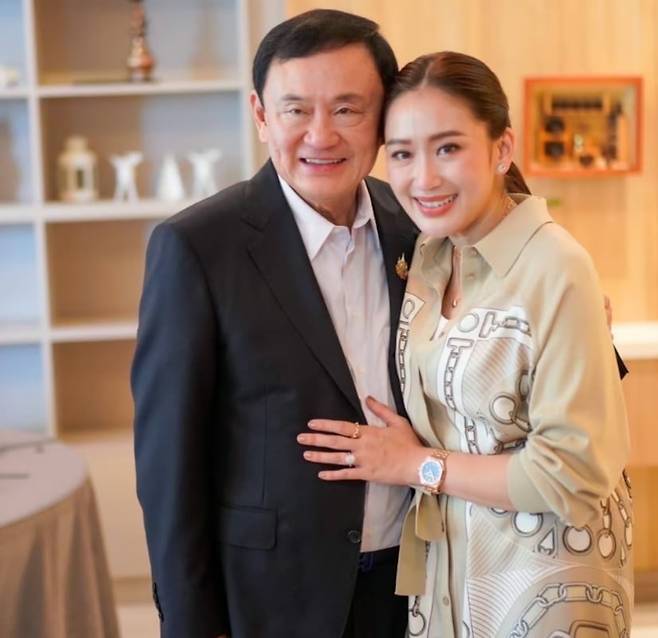 패통탄 친나왓 태국 총리(오른쪽)가 아버지 탁신 친나왓 전 총리와 함께 찍은 사진. /패통탄 인스타그램