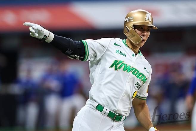 키움 송성문은 삼성과의 주말 3연전에서 홈런 4개로 8타점을 올리며 팀의 3연승에 앞장섰다. 사진은 27일 8회 말에 역전 결승 2점 홈런을 치고 기뻐하는 모습. /연합뉴스