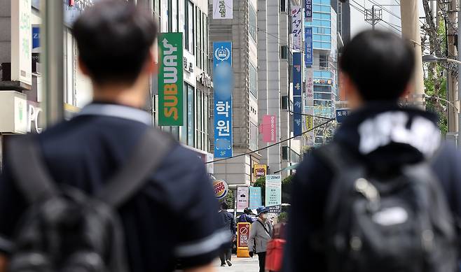 18일 서울 강남구 대치동 학원가에서 학생들이 이동하고 있다. /뉴스1