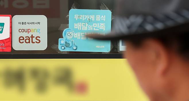 서울 시내 음식점에 배달앱 스티커가 붙어있다. /뉴스1