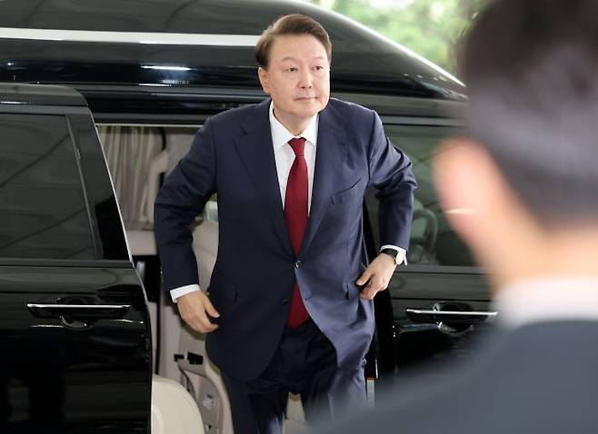 윤석열 전 대통령이 지난 28일 피의자 신분으로 내란특검 조사를 받기 위해 서울 서초구 서울고검 청사로 출석하고 있다. ⓒ연합뉴스