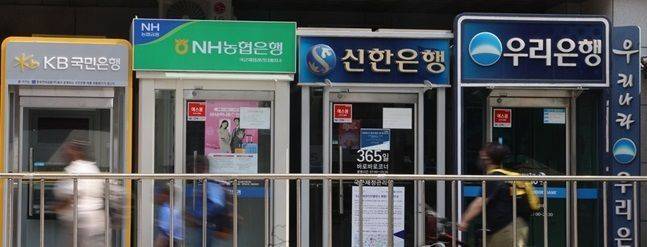 시중은행 ATM 앞으로 시민들이 지나가고 있다. ⓒ연합뉴스