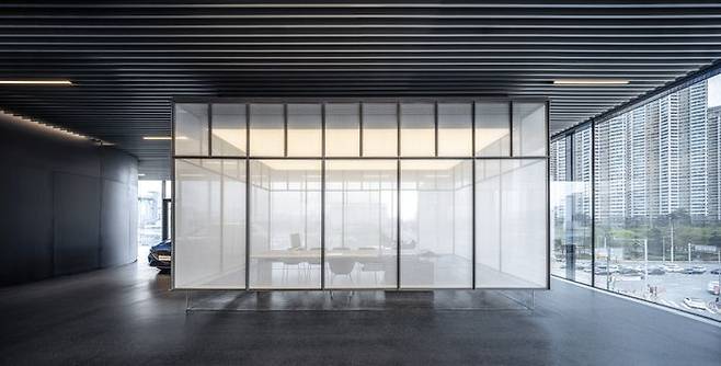 제네시스 청주 내부에 위치한 구매 상담룸. 벽면에 유리 사이에 한지를 끼워넣어 독특한 분위기를 연출했다.ⓒ제네시스