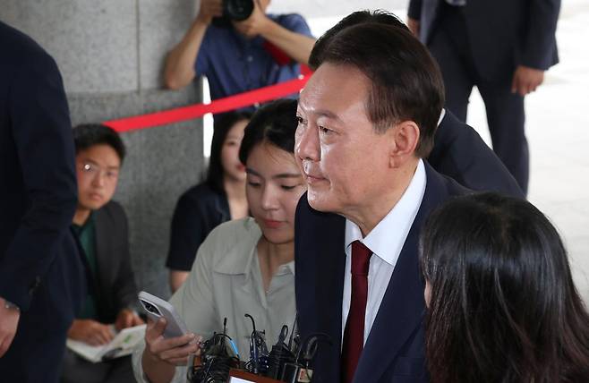 윤석열 전 대통령이 28일 오전 대면 조사를 받기 위해 서울 서초구 서울고검에 마련된 내란특검 사무실로 출석하고 있다. 뉴시스
