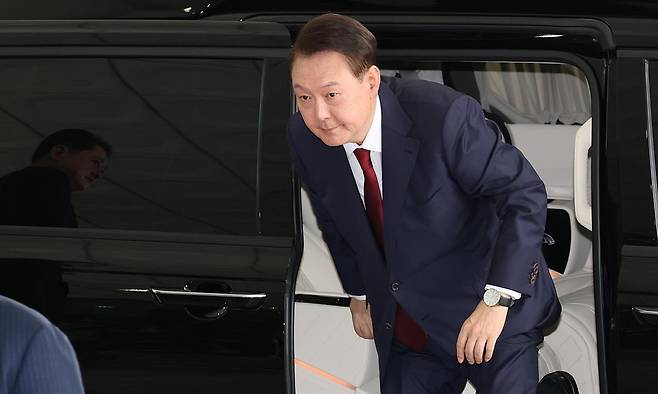 윤석열 전 대통령이 28일 오전 대면 조사를 받기 위해 서울 서초구 서울고검에 마련된 내란특검 사무실로 출석하고 있다. 뉴시스